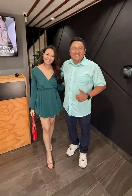 Italú Rivera con un inversionista en el showroom